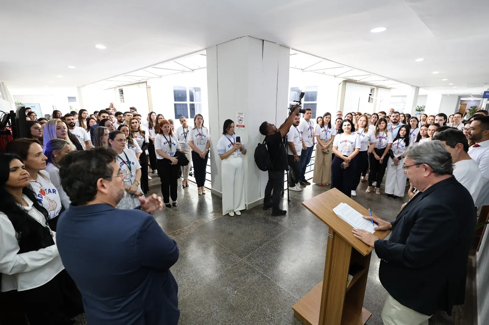 Magistrados, servidores e colaboradores acompanham cerimônia de assinatura do provimento que institui o novo Cadastro Estadual de Pretendentes à Adoção Virtual.