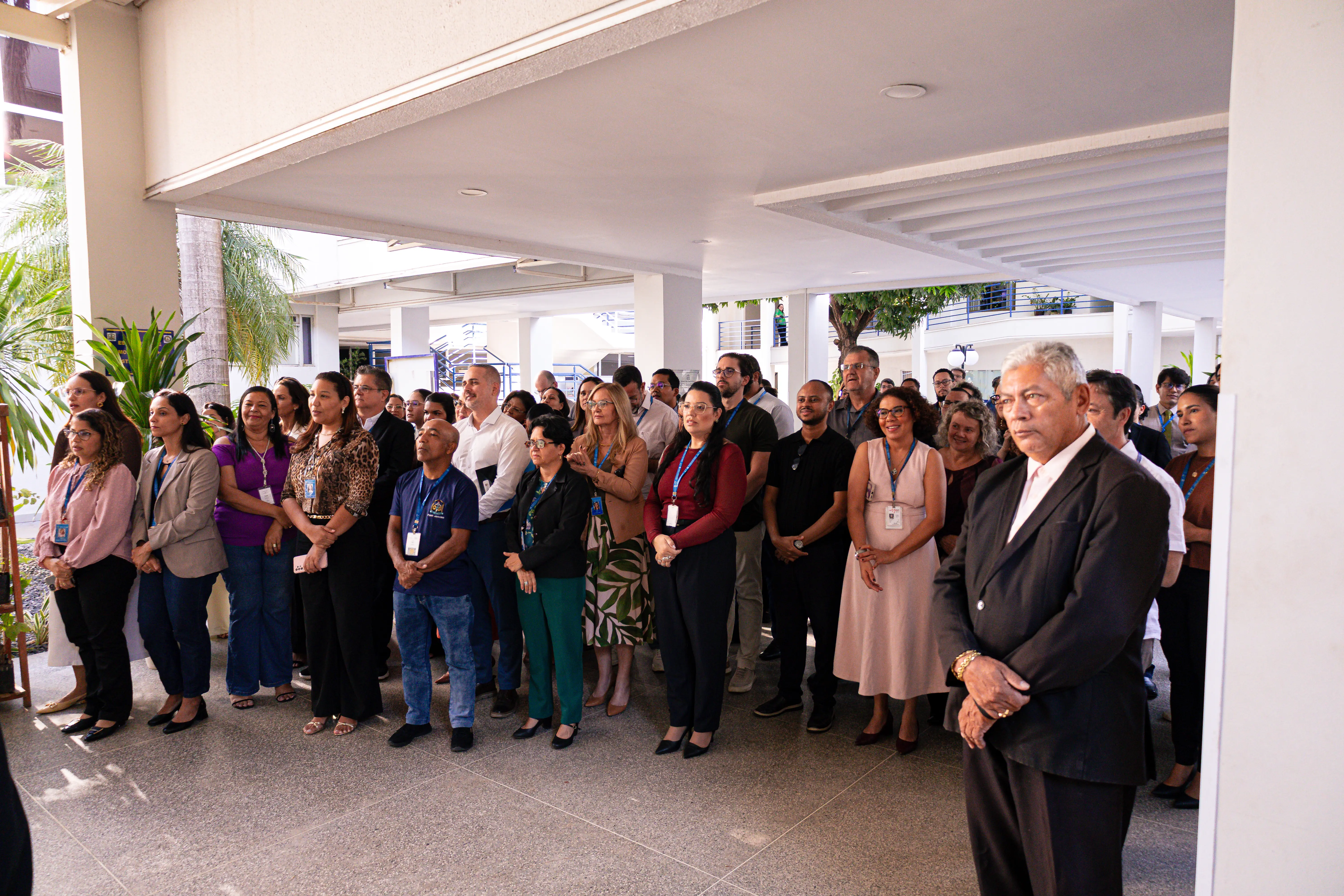 Magistrados, servidores e colaboradores acompanham a cerimônia de premiação do ReciclaJud em área de convivência do Tribunal de Justiça de Mato Grosso.