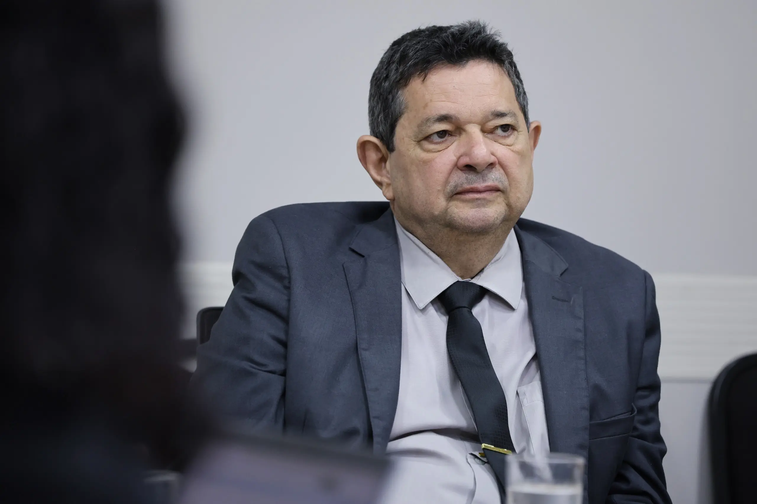 O corregedor, desembargador José Luiz Leite Lindote é um homem branco de cabelo preto curto. Ele está sentado, vestindo terno cinza, camisa clara e gravata escura.