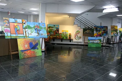 Exposição de arte no saguão da ALMT.